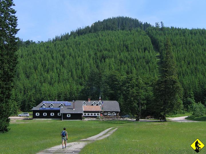 Karta1_ 329.jpg - Po ok 40-50min wspinając się w górę m.in. przy pomocy stalowych lin, docieramy do schroniska (nie pamiętam nazwy, znowu przydałaby się mapa, która gdzieś się zawinęła przy pomocy rąk trzecich!). jest ono na wysokości ok. 1250m n.p.m. Decycujemy, że idziemy krótszą, ale przechodzącą przez...